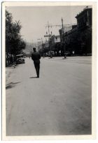 Hombre caminando en una calle de Viña del Mar