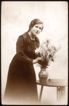 Retrato de una mujer con un florero