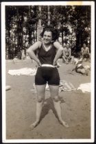 Mujer en traje de baño sobre una playa.