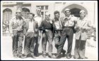 Grupo de hombres frente al regimiento de Rancagua