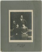 Retrato de un hombre y dos mujeres.