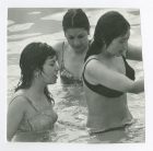 Mujeres en una piscina