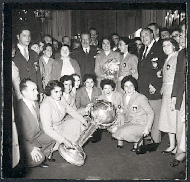 Mujeres mostrando un trofeo