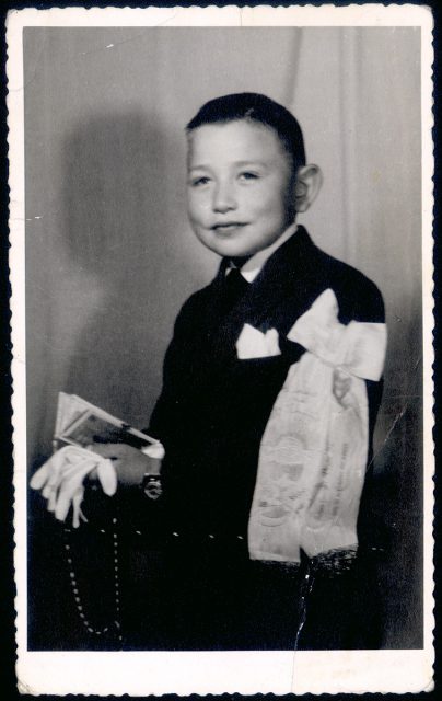 Niño en su primera comunión