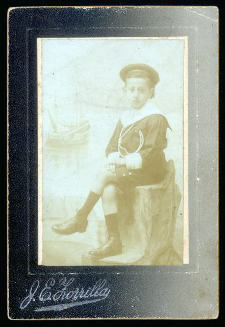 Niño vestido de marinero