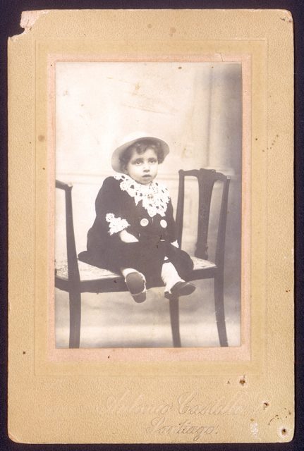 Retrato de niña sentada.