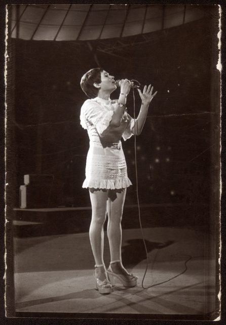 Mujer cantando