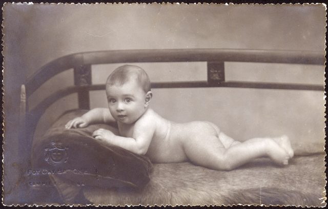Retrato de una bebé desnuda