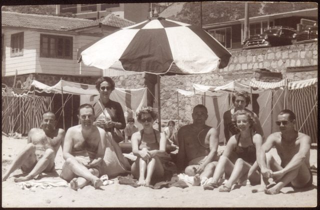 Grupo sobre una playa.