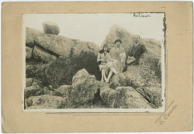 Retrato de un hombre y dos mujeres en las rocas
