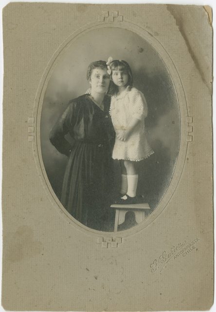 Retrato de una madre con su hija.
