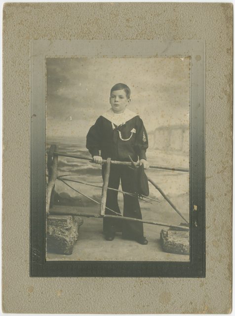 Retrato de un niño con uniforme de marinero.