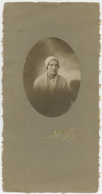 Retrato de una mujer con gorro blanco.