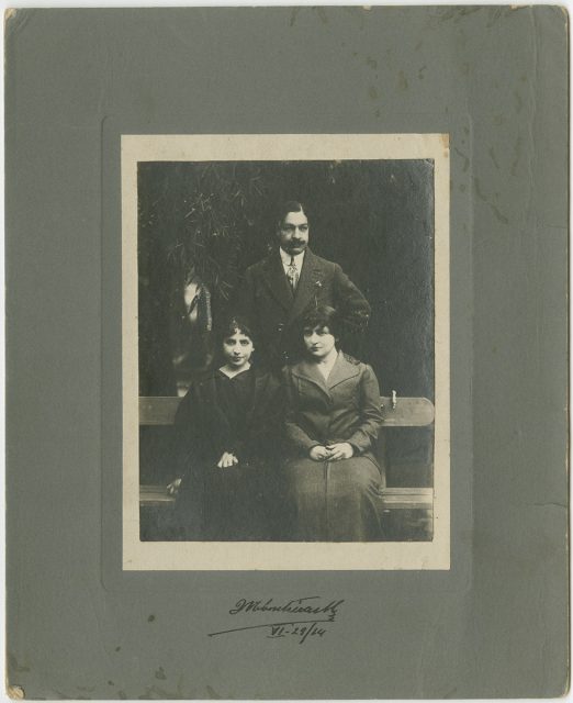 Retrato de un hombre y dos mujeres.