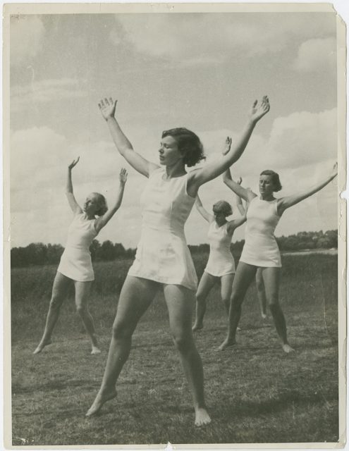 Mujeres haciendo ejercicios