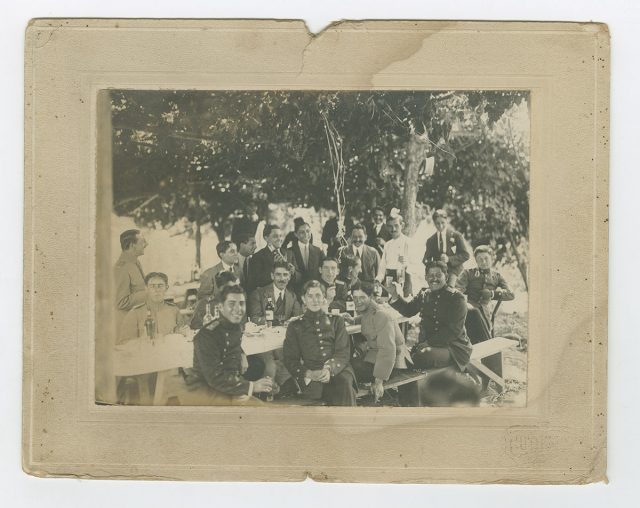 Hombres durante un picnic