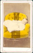 Retrato de una bebé en un sillón.