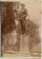 Militar posando sobre un pilar
