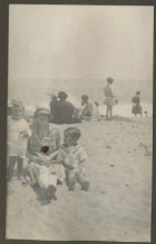 Mujer y dos niños en la playa