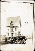 Grupo de niños delante una casa.