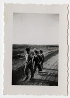 Tres niños caminando