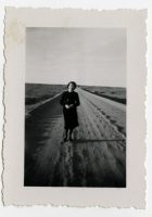 Mujer en medio del camino