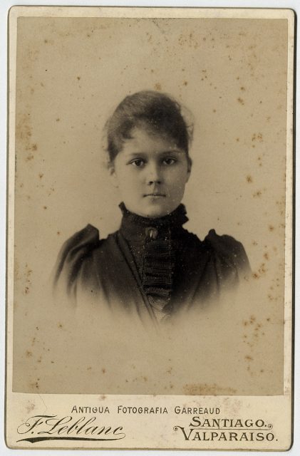 Retrato de una niña con vestido negro