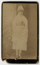 Retrato de una mujer con vestido blanco