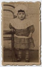 Niña pequeña con sombrero