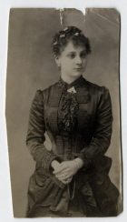 Retrato de mujer con vestido negro