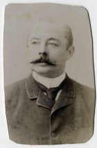 Retrato de hombre con bigote