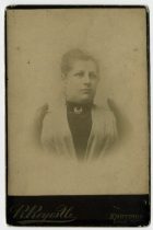Retrato de una mujer con broche en forma de medialuna