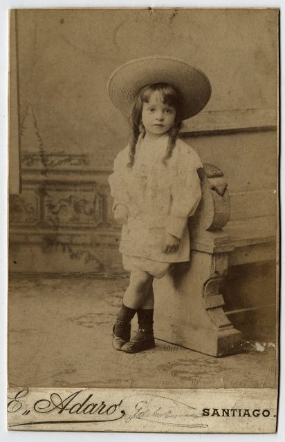 Retrato de un niño con dos rulos