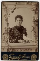 Retrato de una mujer con una paloma