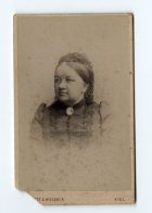 Retrato de una mujer con camafeo