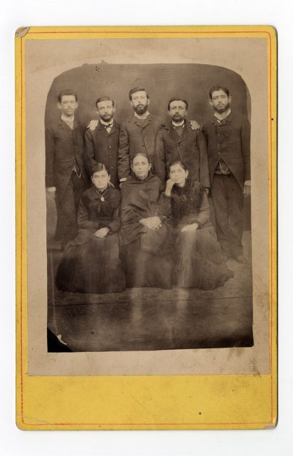 Grupo vestido de negro