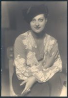 Retrato de mujer sentada con sombrero