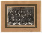 Grupo de hombres posando en un hall del Club de la Unión