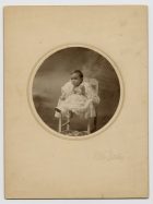 Niña sentada con vestido blanco