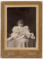 Retrato de un niño con vestido blanco