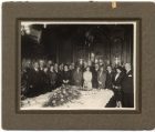 Grupo de personas alrededor de una mesa