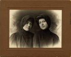 Retrato de dos mujeres con mantos