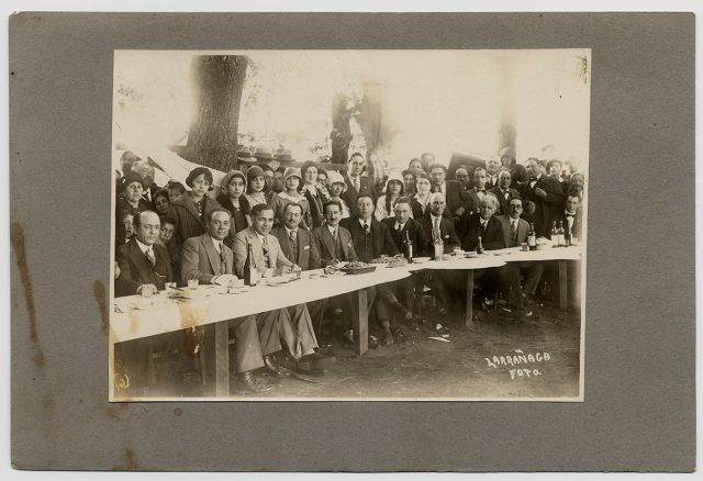 Gente durante un banquete al aire libre