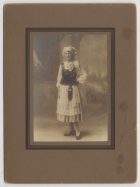 Retrato de una mujer vestida de campesina