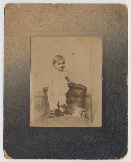Retrato de un niño sobre un sillón