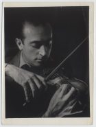 Hombre tocando un violín