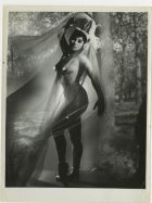 Mujer desnuda cubierta con una tela.
