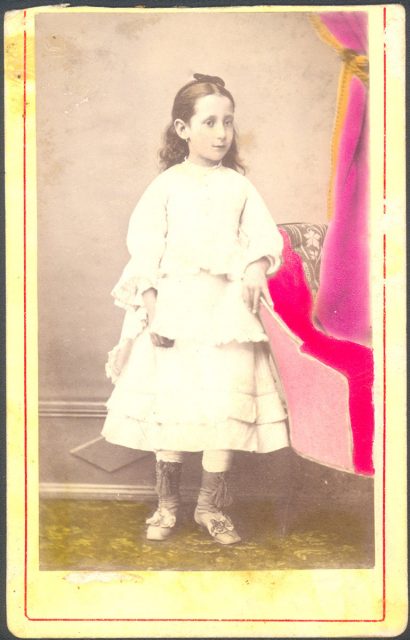 Retrato coloreado de una niña.