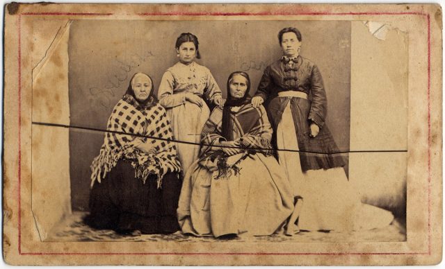 Retrato de cuatro mujeres