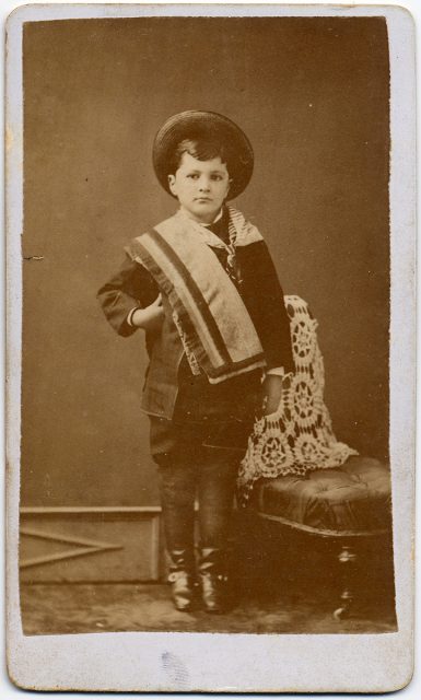 Retrato de un niño con sombrero